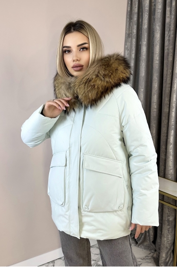 Пуховик женский из текстиля с капюшоном, отделка енот
